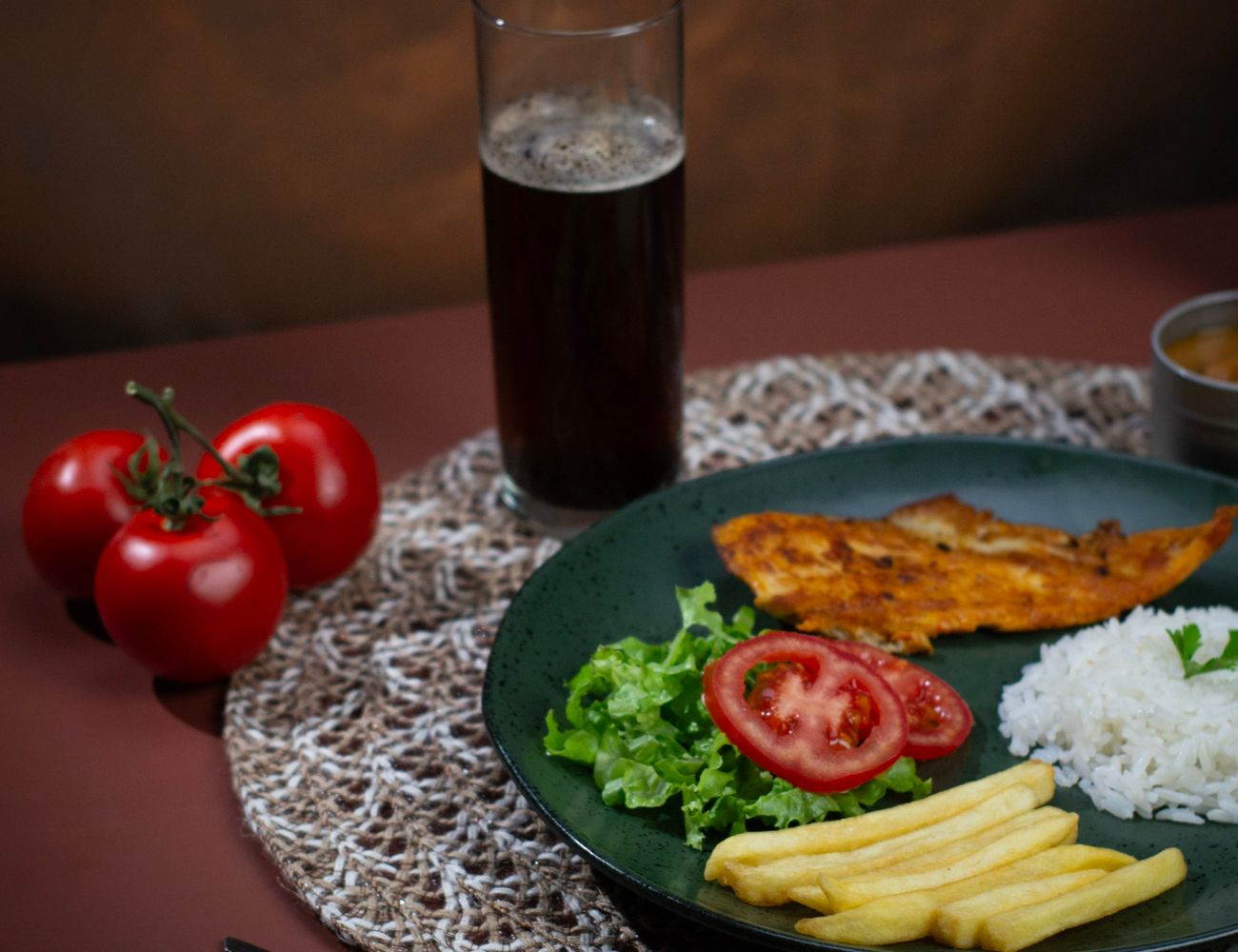 Fotografia ilustrativa de refeição com carne grelhada